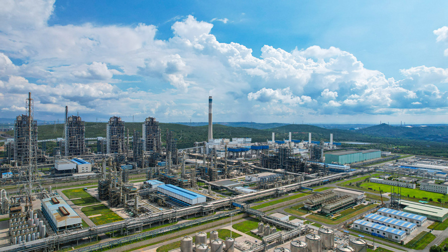 这是2025年7月23日在山西省长治市拍摄的潞安化工集团煤基清洁能源公司厂区全景(无人机照片)。