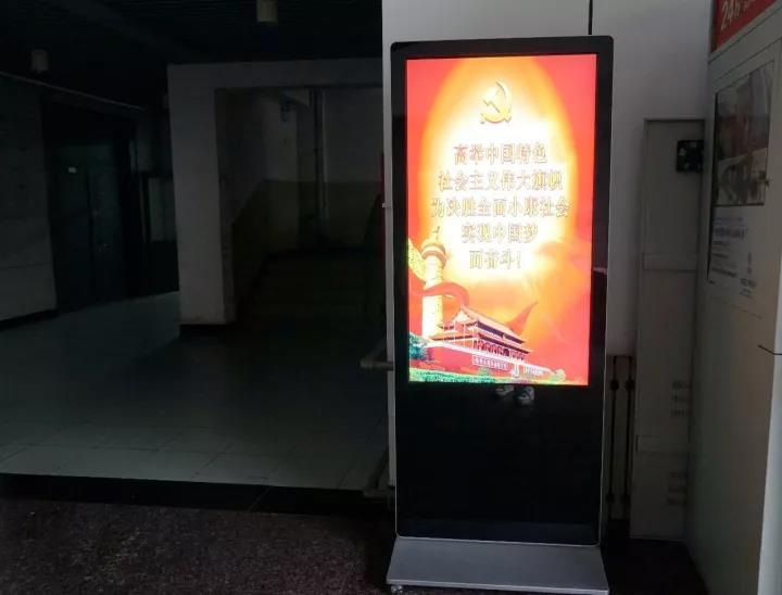 10月18日上午9时,中国共产党第十九次全国代表大会在京隆重开幕。天津美术学院校园处处洋溢着热烈氛围,全体教职员工和学生欢欣鼓舞,通过电视、网络、手机等多种形式收听收看了本次大会开幕会的盛况。 全体校领导与机关干部共同收看开幕式 学校党委高度重视,提前对集中收看开幕式事宜做了详细部署,全校设立多个会场,各级党组织在保证正常教学、科研和服务工作的前提下,通过网络电视组织近2000余名师生员工集中收看了党的十九大开幕式现场直播,在收看的过程中,各个会场秩序井然,师生聚精会神,认真学习领会大会精神,全体校