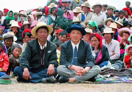 孔繁森在拉萨任副市长时和藏族干部群众一起欢度节日。