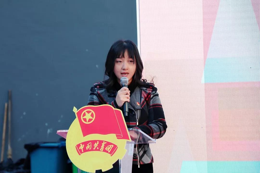 校团委王莎老师作情况介绍